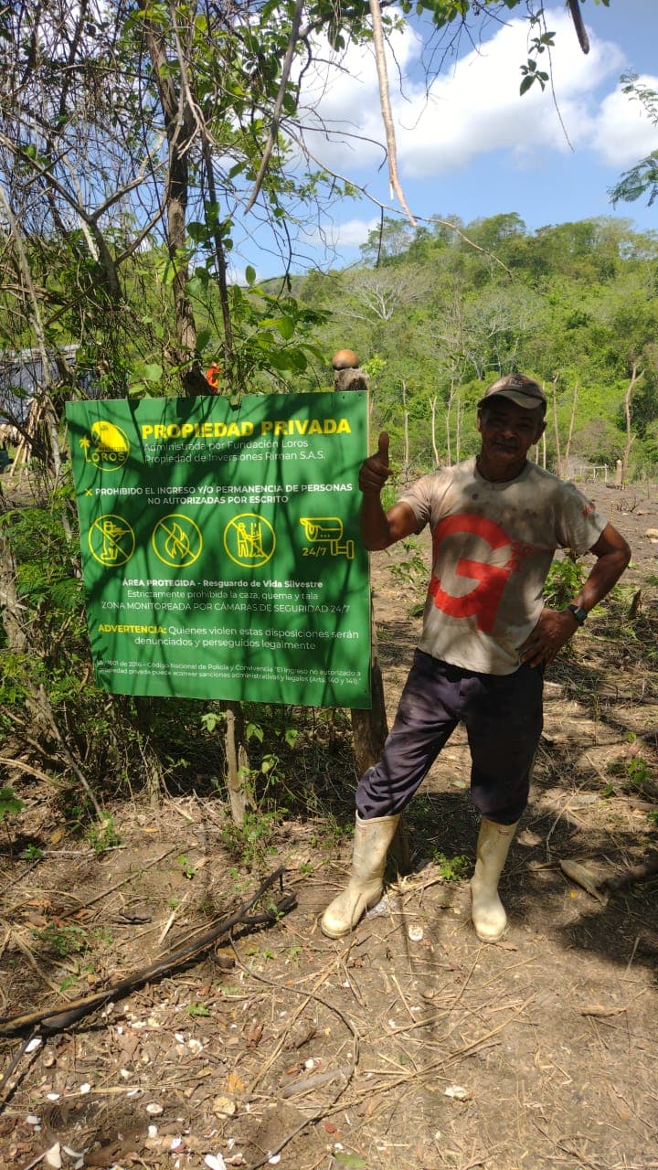 Juancito et le panneau qui veille sur la forêt
