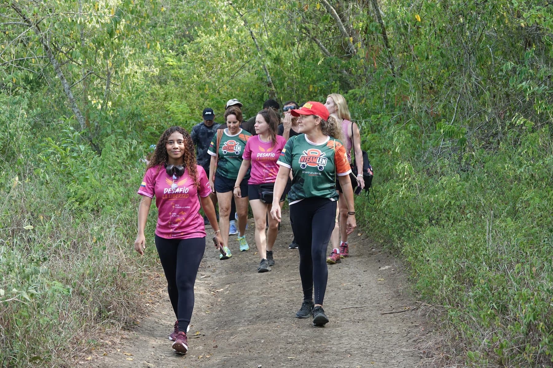 Caminantes por el sendero del bosque seco